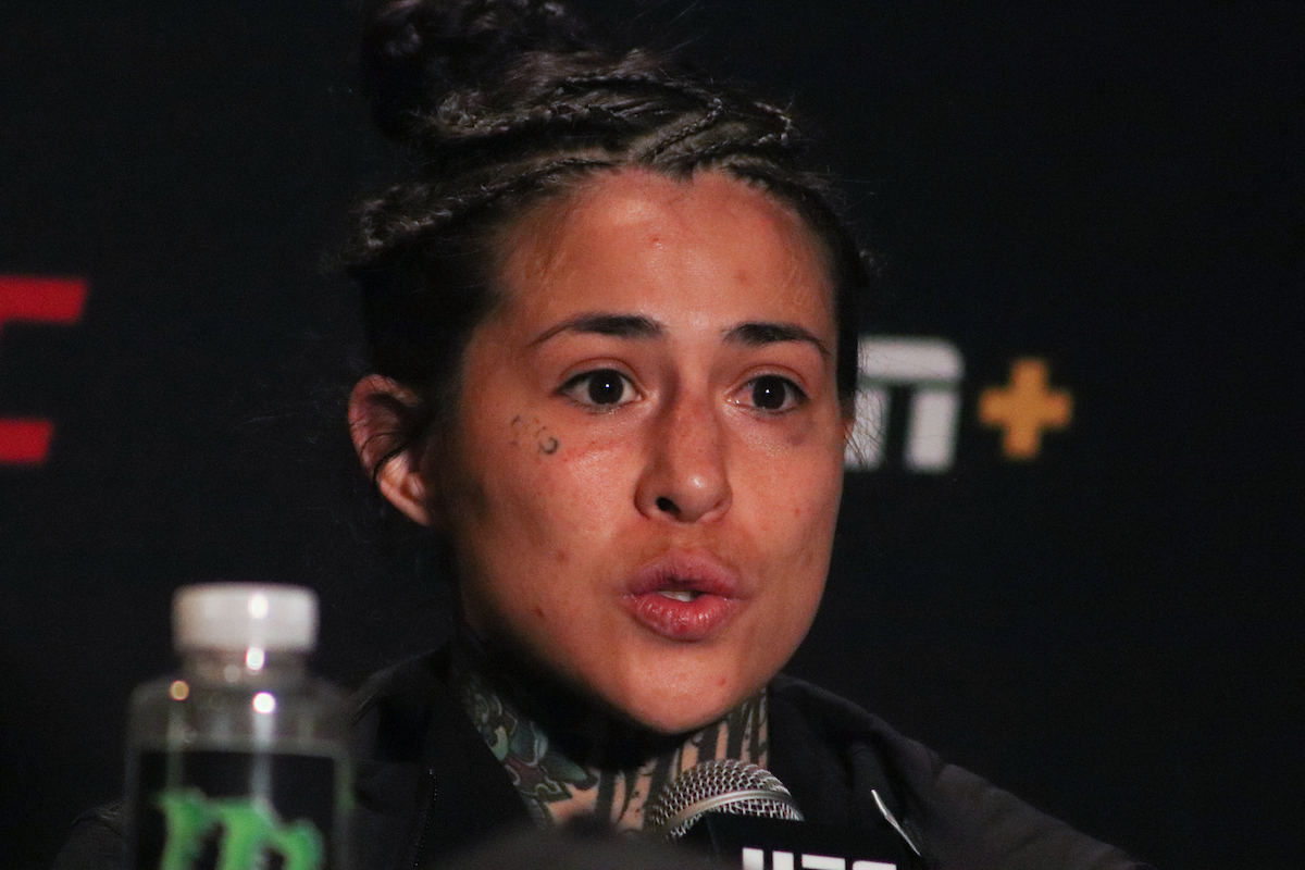 Após vencer estreia no UFC, lutadora explica desentendimento e nega cuspir em rival