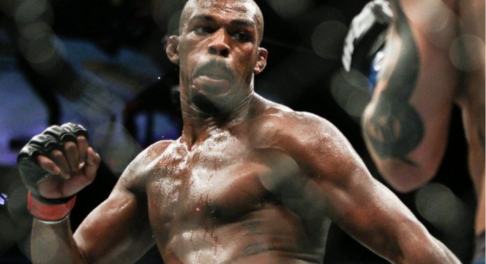 Jon Jones zomba de Israel Adesanya após ser desafiado pelo desafeto: “Hilário”