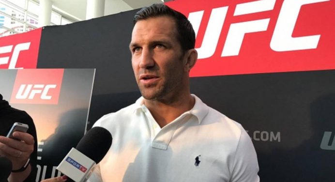 Rockhold acusa atletas do top 10 do peso-médio de recusarem enfrentá-lo