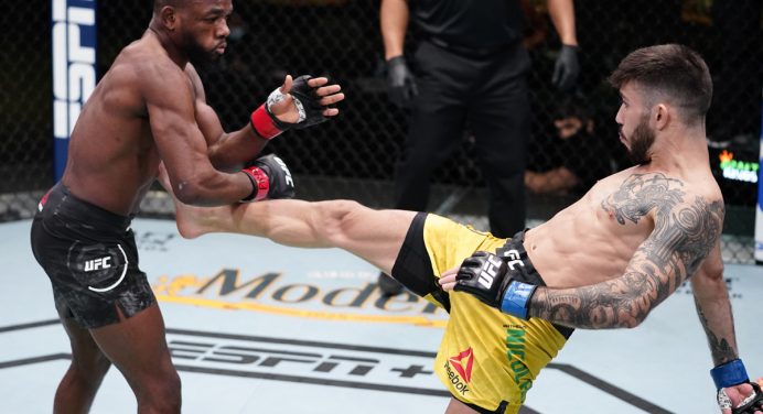 Por pouco! Matheus Nicolau vence por decisão dividida em retorno ao UFC