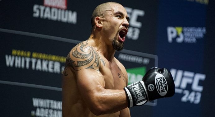 Whittaker ofende Adesanya e aquece clima para revanche no UFC: “Ele é um m****”