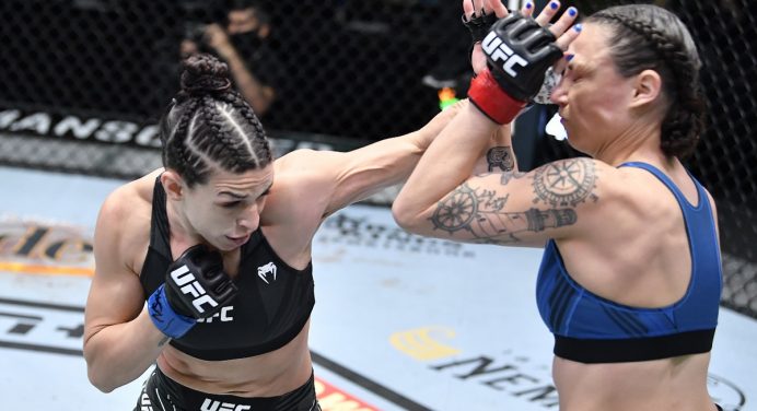 Mackenzie Dern dá aula de jiu-jitsu e finaliza Nina Nunes no primeiro round