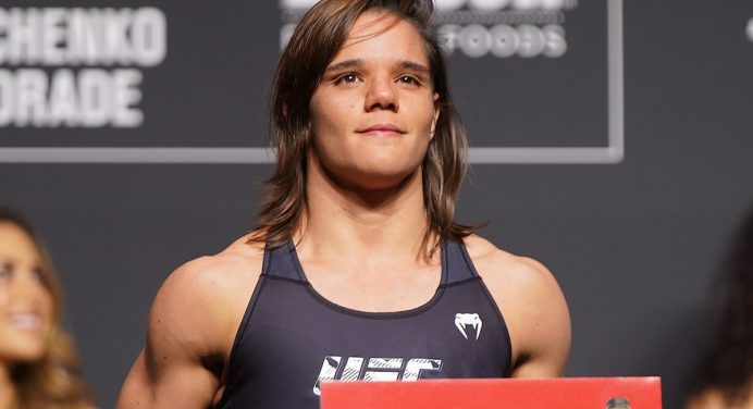 Após vencer a primeira pelo UFC, Ariane ‘Sorriso’ passa por cirurgia na coluna