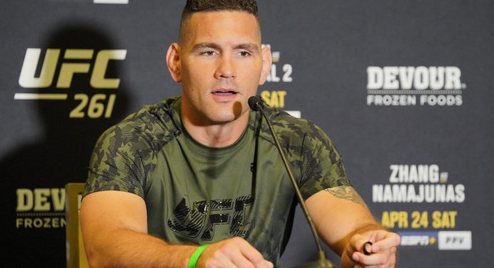 Em recuperação de fratura na perna, Chris Weidman elege data para volta ao UFC