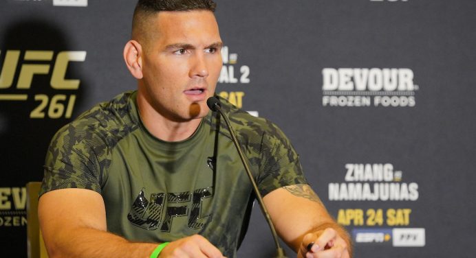 Emocionado, Weidman coloca em dúvida o futuro no MMA após fratura na perna