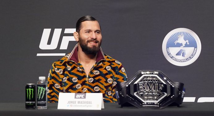 Em coletiva quente, Usman e Masvidal trocam farpas e torcida apoia desafiante