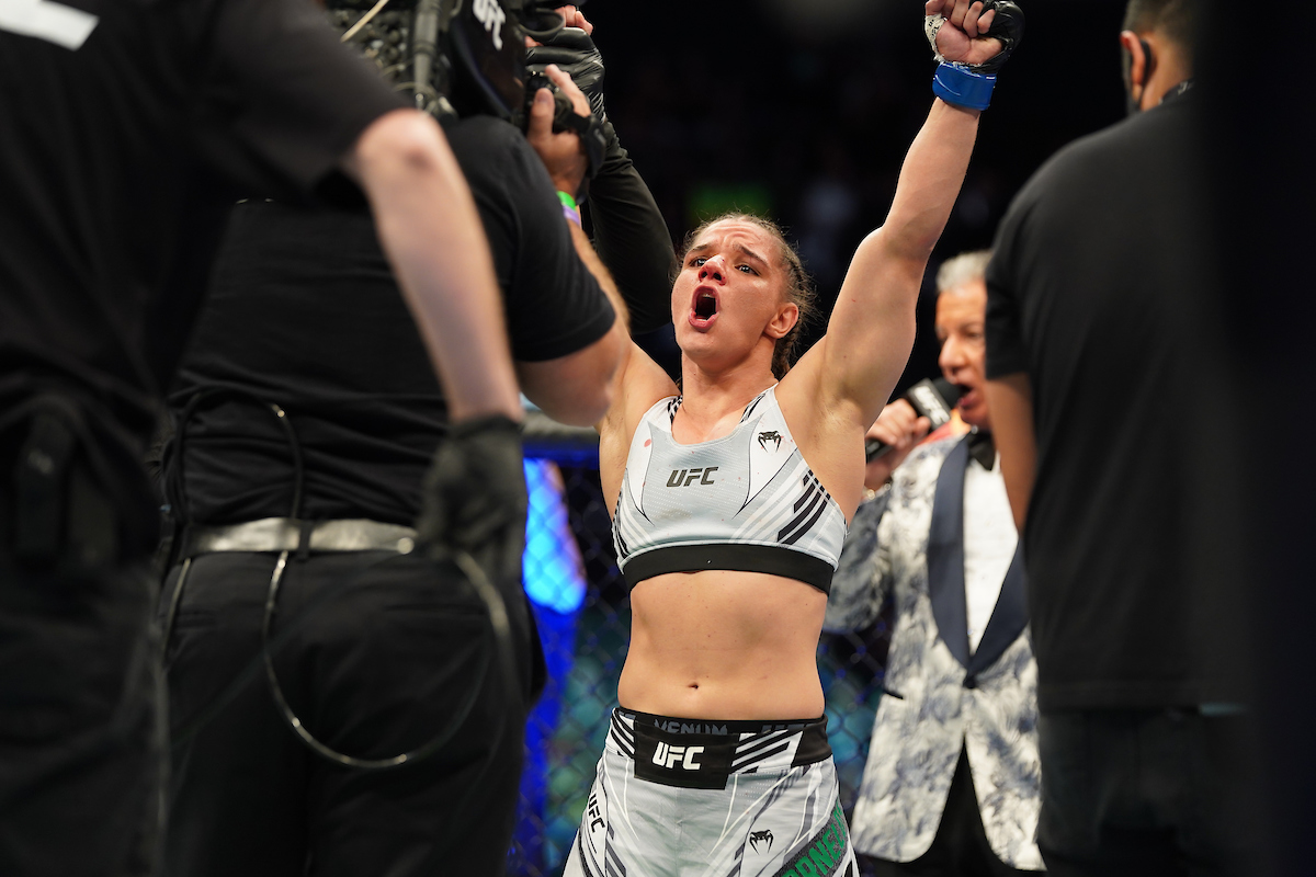 Em luta eletrizante, Ariane ‘Sorriso’ bate chinesa e conquista 1ª vitória no UFC