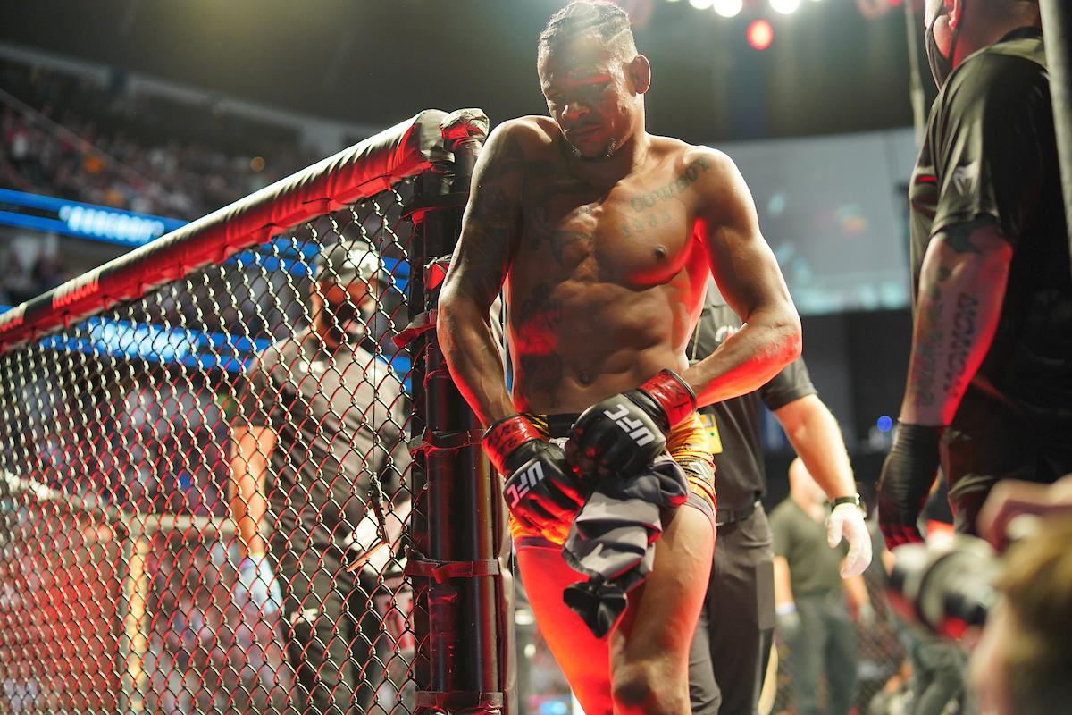 Apesar do apoio da torcida, ‘Cowboy’ é finalizado por jamaicano no UFC 261