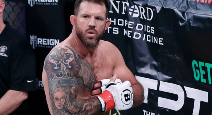 Ryan Bader recebe a faixa-preta de jiu-jitsu antes da semifinal do GP do Bellator