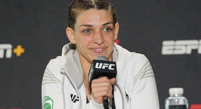 Treinador destaca agressividade de Mackenzie e faz campanha por cinturão do UFC