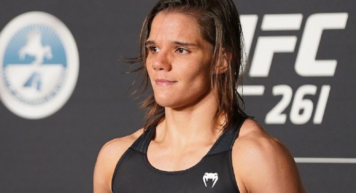 De olho na primeira vitória no UFC, Ariane ‘Sorriso’ promete versão mais agressiva