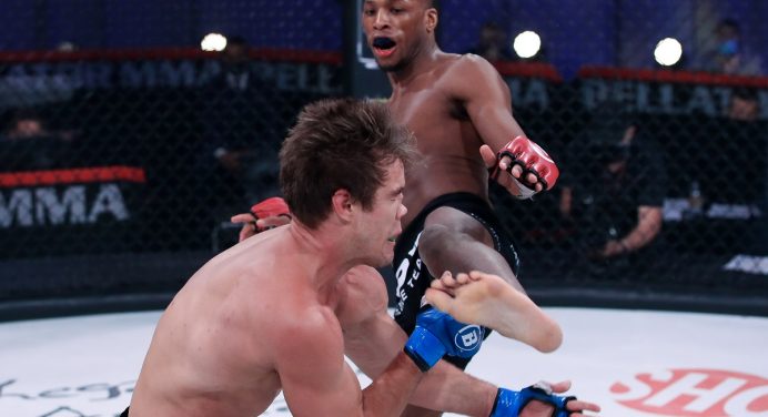 Estrela do Bellator aplica um chute alto e afunda nariz de adversário; veja