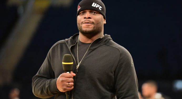 Lewis sugere que Ngannou dificulta realização de revanche por privilegiar Jones