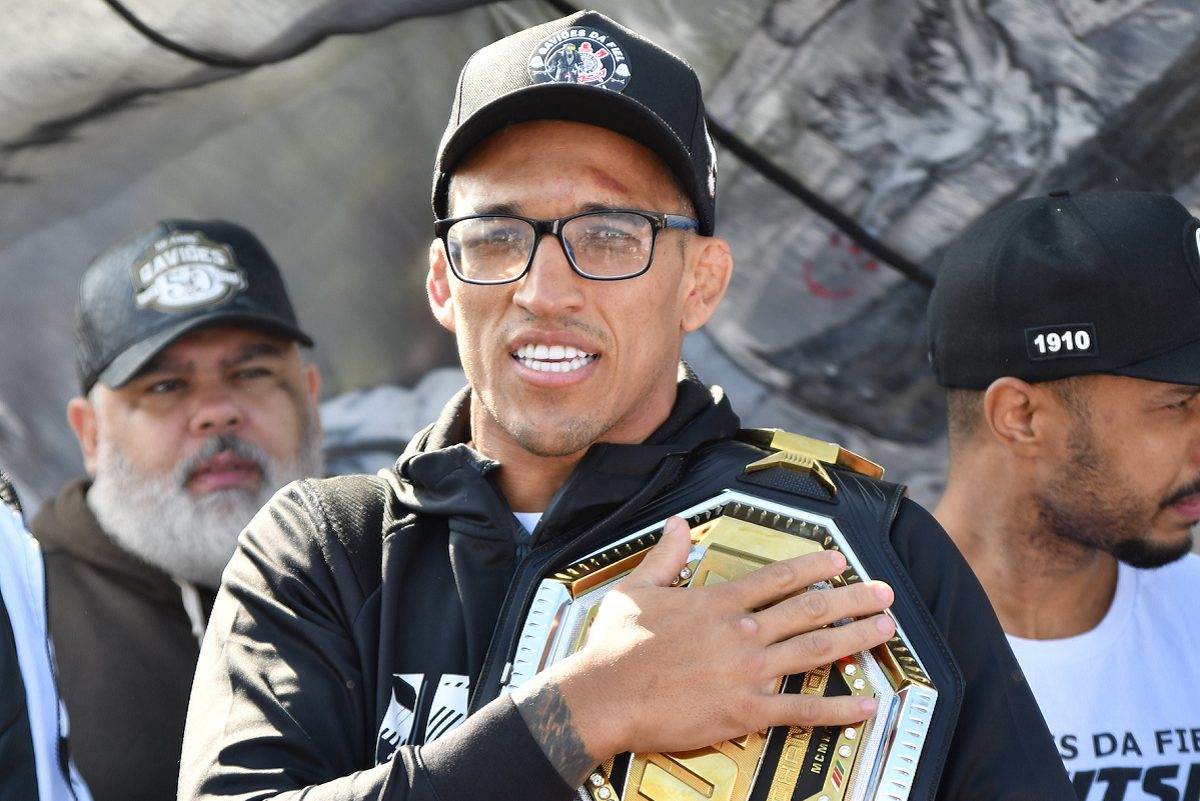 Charles ‘Do Bronx’ leva cinturão do UFC em visita à sede do Corinthians