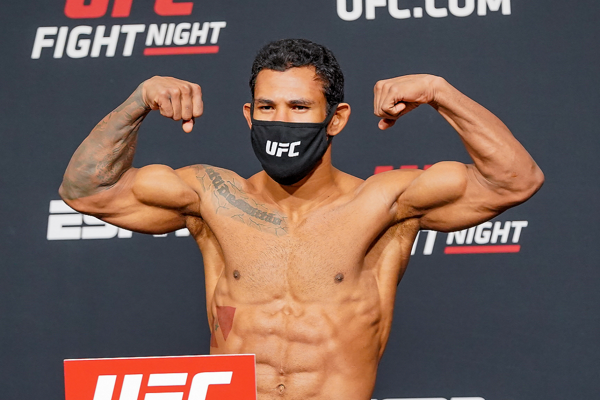 Rafael Alves esbanja confiança antes de estreia no UFC: “Não vai passar do segundo round”
