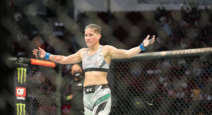 Priscila Pedrita aplica nocaute fulminante em Josiane Nunes em duelo de brasileiras no UFC
