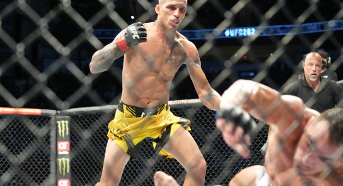 ‘Do Bronx’ publica foto abraçado ao cinturão na cama após fazer história no UFC 262