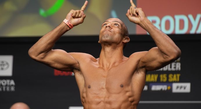 Incrível! Edson Barboza nocauteia rival no UFC 262, que cai em câmera lenta