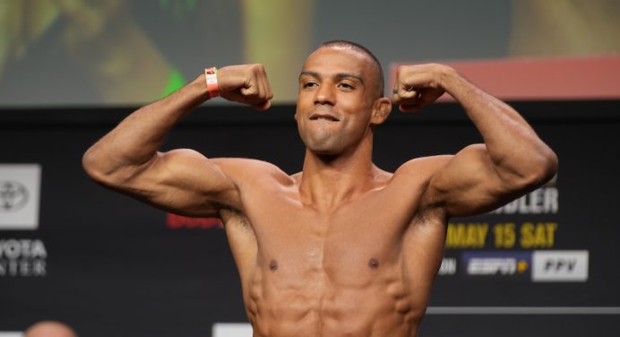 Edson Barboza garante viver melhor fase da carreira após aplicar nocaute raro no UFC