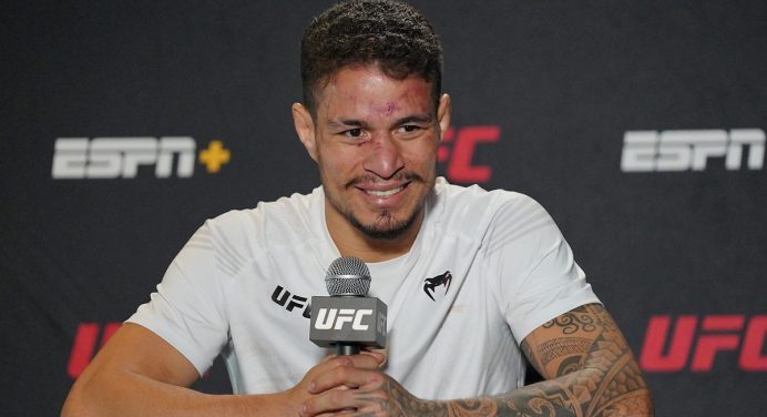 ‘Cabocão’ minimiza status de azarão no UFC: “É bom porque aposto e ganho dinheiro”