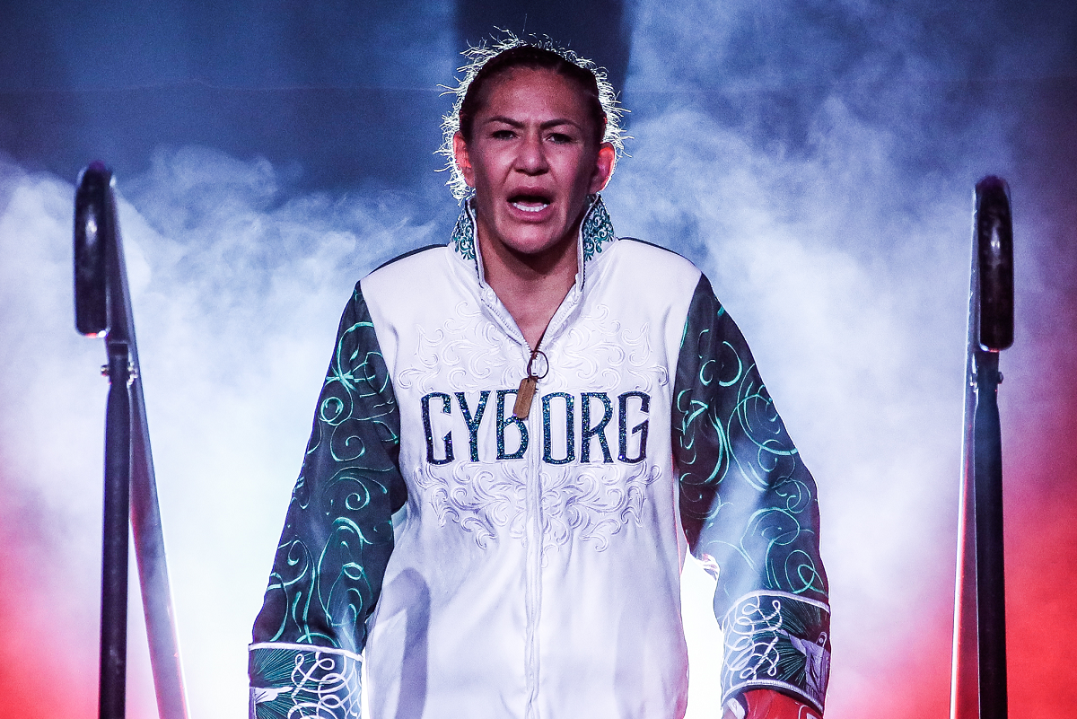 Cris ‘Cyborg’ parabeniza bicampeã olímpica de boxe por vencer estreia no MMA