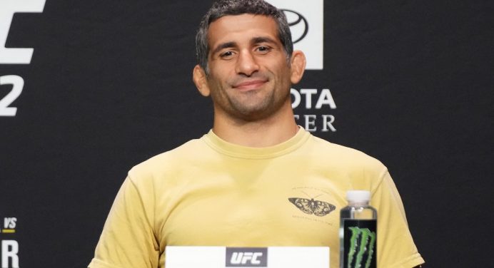 Na bronca! Dariush ironiza falta de ‘title shot’ no UFC: “Estão esperando que me aposente”