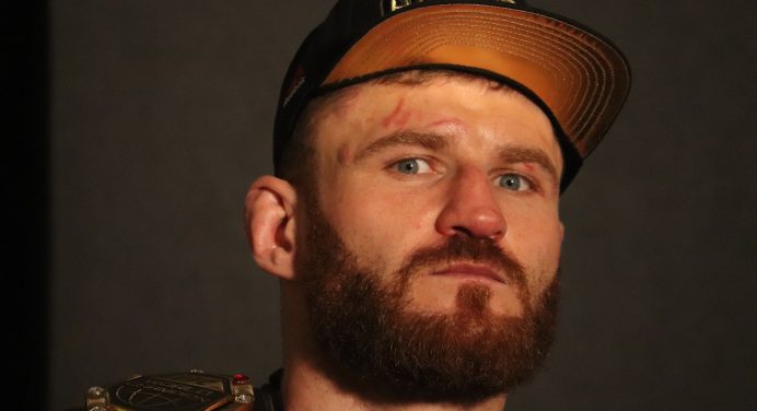 Campeão do UFC, Blachowicz revela lutador que considera ameaça ao seu reinado