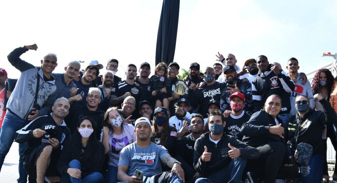 ‘Do Bronx’ é recebido por torcida do Corinthians em SP e brinca: “Tenho Mundial e o Palmeiras não”