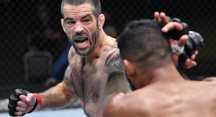 Matt Brown nocauteia Dhiego Lima em Vegas; Blindado vence duelo brasileiro