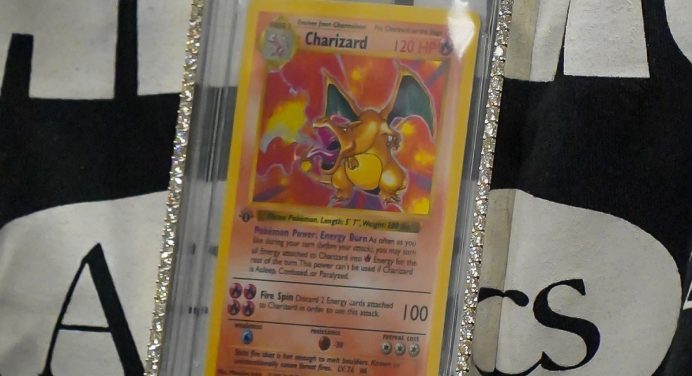 Logan Paul ostenta cordão com card do Pokémon de valor milionário; entenda