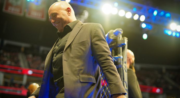 Joe Rogan elogia Woodley, mas indica que youtuber pode surpreender no boxe