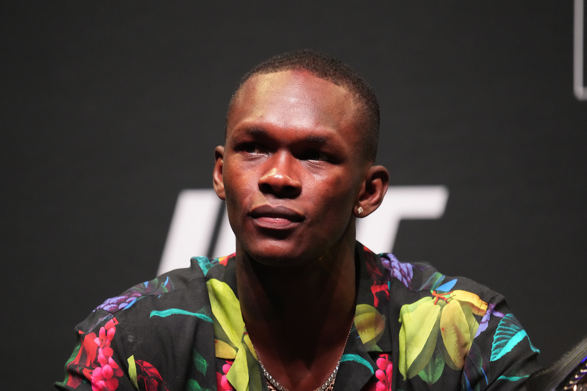 Treinador reprova ideia de Adesanya lutar contra Usman no UFC: “São amigos”