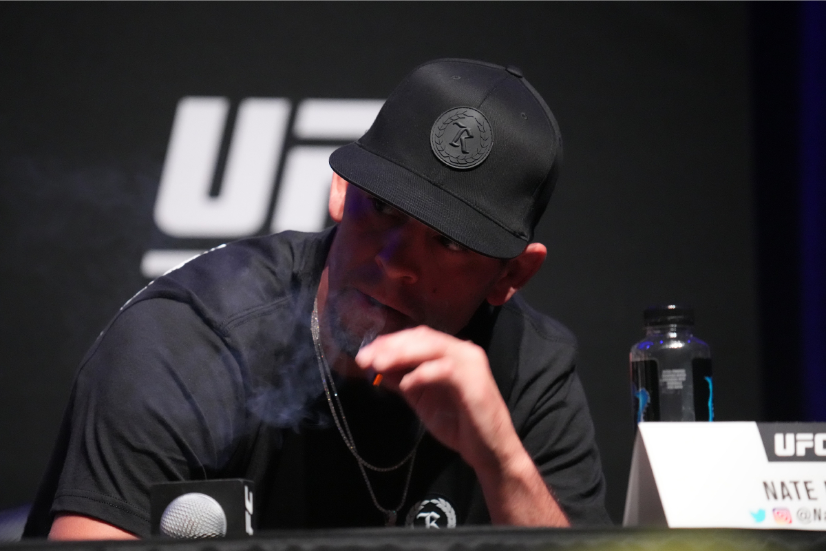 Polêmica! Nate Diaz rouba a cena ao fumar na coletiva do UFC 263