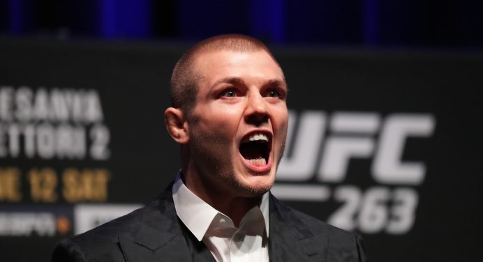 Vettori discorda de pontuação em nova derrota para Adesanya, mas elogia desafeto