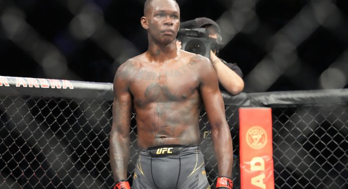 Adesanya dedica vitória no UFC 263 a companheiro de equipe morto na Nova Zelândia