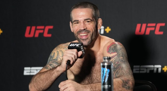Matt Brown se oferece para enfrentar Demian Maia em possível luta de despedida