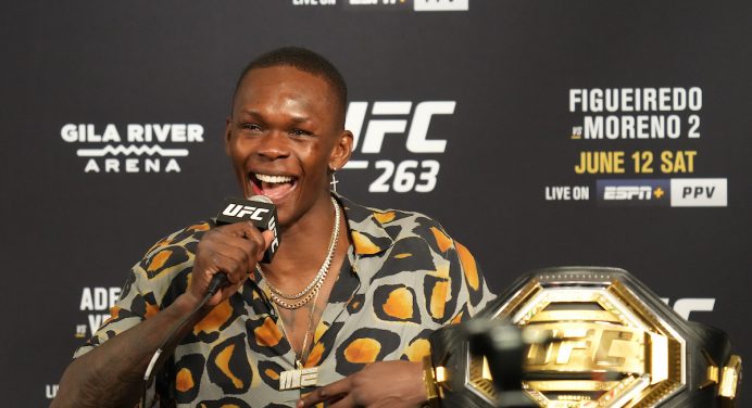 Israel Adesanya deixa a humildade de lado e se compara a Muhammad Ali