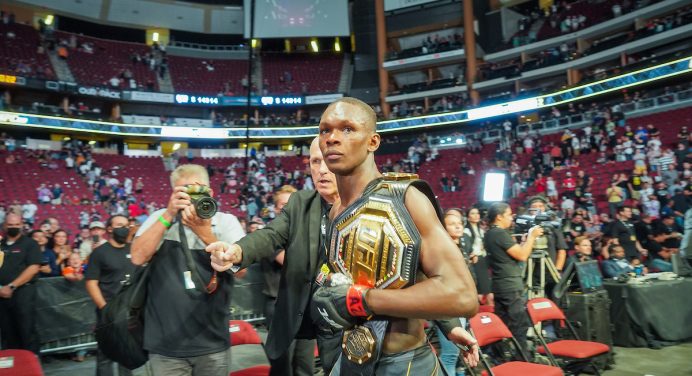 Adesanya promete luta com Jones no futuro e aposta no sucesso do rival nos pesados