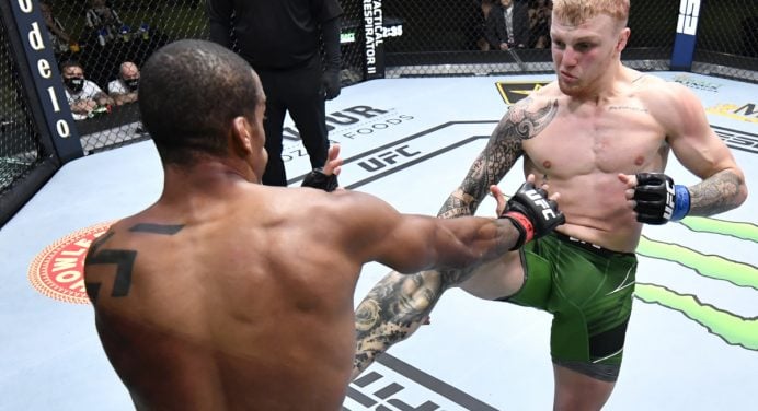 Alan ‘Nuguette’ resiste a castigo no UFC, mas duelo termina sem vencedor