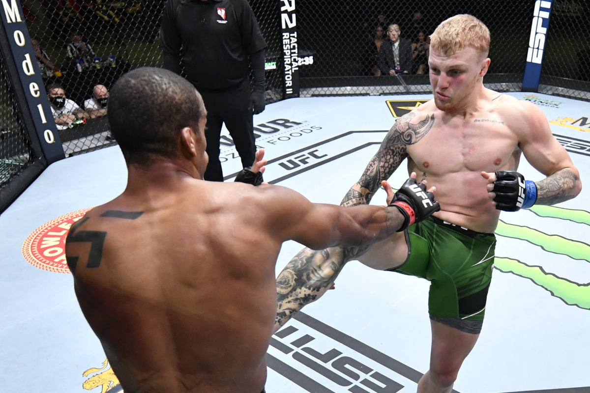 Alan ‘Nuguette’ resiste a castigo no UFC, mas duelo termina sem vencedor