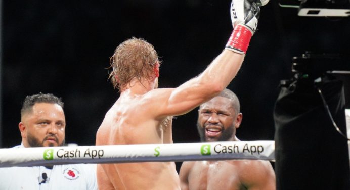 Floyd Mayweather domina Logan Paul, mas luta termina sem vencedor