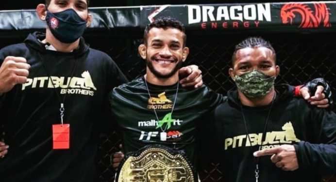 Motorista de aplicativo, brasileiro conquista cinturão de evento africano de MMA