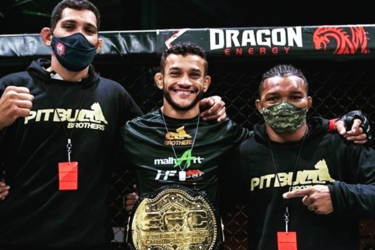 Motorista de aplicativo, brasileiro conquista cinturão de evento africano de MMA