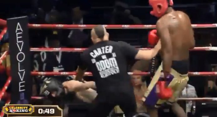 Com Chuck Liddell de juiz, ex-campeão da NBA nocauteia cantor em luta de celebridades