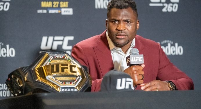 Na bronca por título interino dos pesados, Ngannou rebate Dana e cobra respeito