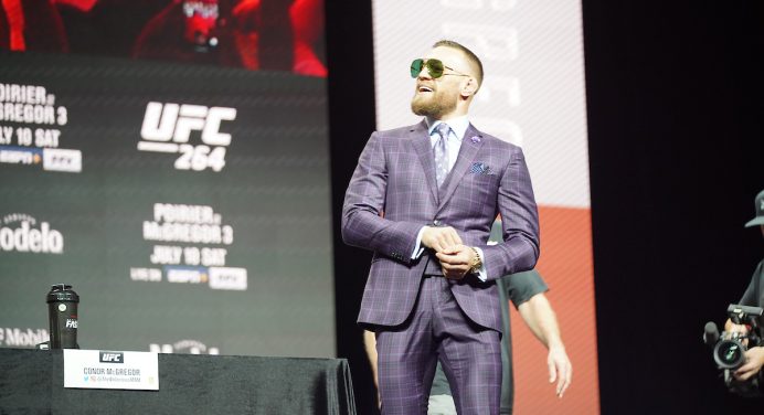 Conor McGregor celebra chegada de iate luxuoso de R$ 20 milhões; veja