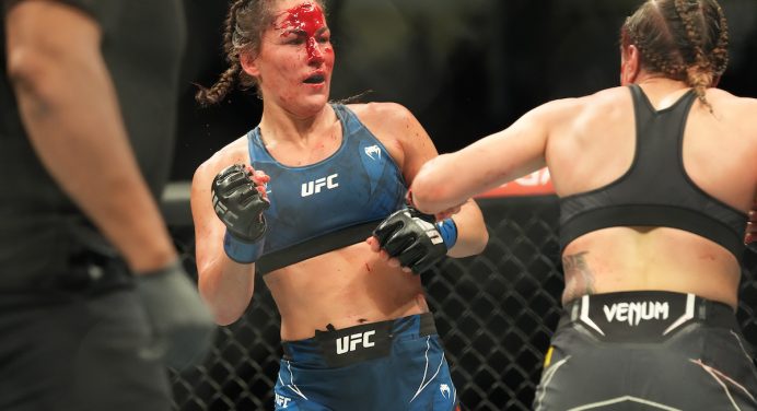 Jessica Eye leva pontos na testa após derrota para Jennifer Maia no UFC 264