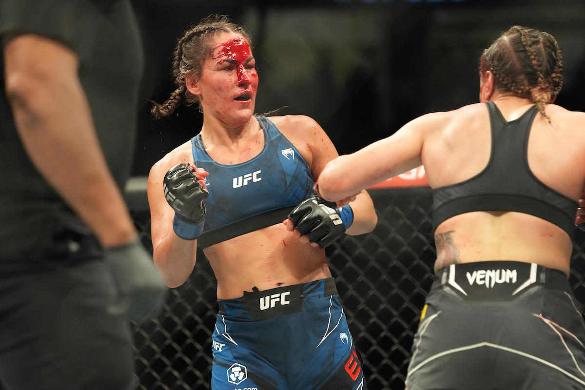 Jessica Eye leva pontos na testa após derrota para Jennifer Maia no UFC 264