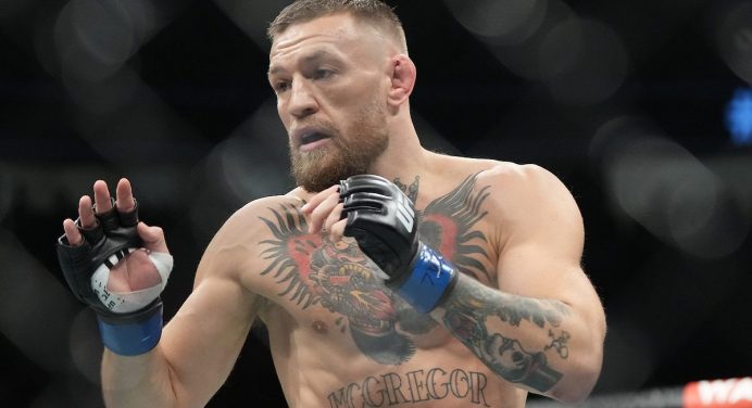 Inspirado em Bruce Lee, McGregor apresenta golpe ‘arco e flecha’; veja