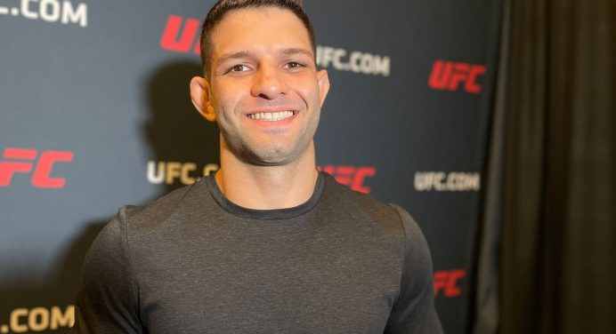 Feliz com 1º main event no UFC, Thiago Moisés promete acabar com série de Makhachev
